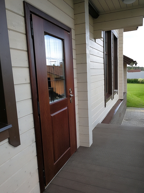 Остекленная дверь в доме Остекленная дверь в доме