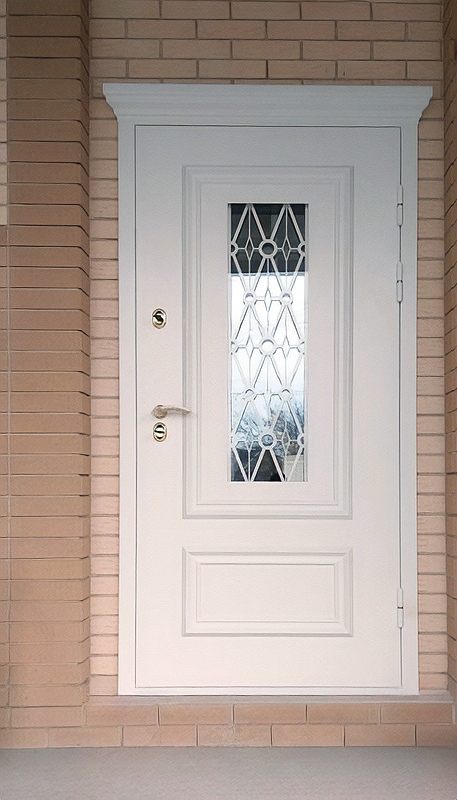 Белая дверь с карнизом Белая дверь с карнизом