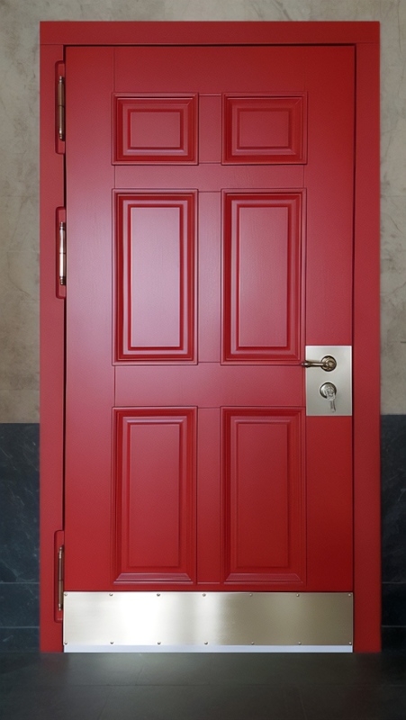 Красная дверь с отбойником Красная дверь с отбойником