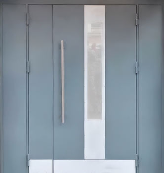 Стальная полуторная подъездная дверь с остеклением, отбойником и серым полимерным окрашиванием Стальная полуторная подъездная дверь с остеклением, отбойником и серым полимерным окрашиванием